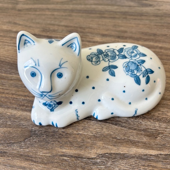 Vintage Hand Painted Ceramic Blue and White Floral Polka Dot Cat Figurine 1980s - Picture 1 of 7